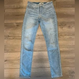 Levi’s shaping mid rise skinny jeans. Size 25